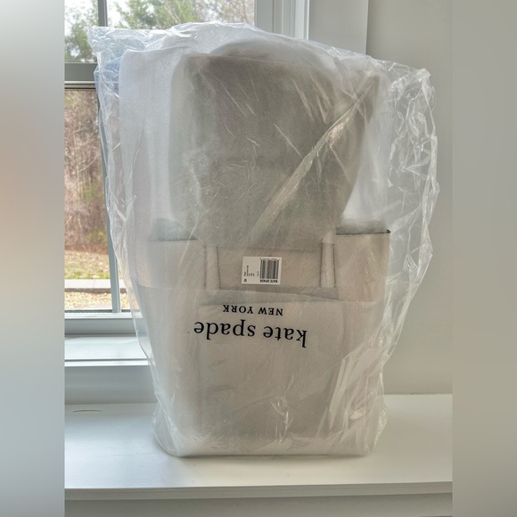 Kate Spade Saffiano Tote, White with Pink Lining NWT 🤍💗🤍💗 NWT